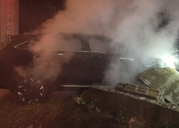 [임실=뉴시스] 10일 오전 2시6분께 전북 임실군 임실읍 두곡리에서 주행 중이던 스포츠유틸리티차량(SUV)가 빈집 대문을 들이받아 SUV에서 연기가 피어오르고 있다. (사진=전북도소방본부 제공) 2025.11.10. photo@newsis.com *재판매 및 DB 금지