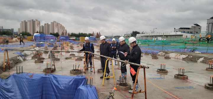 [서울=뉴시스] 부영그룹이 건설 안전사고에 취약한 동절기를 앞두고 21개 사업장을 대상으로 자체 안전점검을 실시한다고 10일 밝혔다. 사진은 지난해 광주전남혁신 B7블록 공사 현장 점검 모습. (사진=부영 제공) 2025.11.10. photo@newsis.com *재판매 및 DB 금지