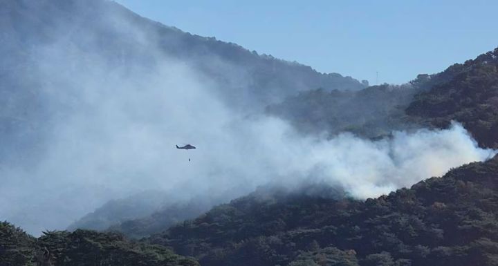 [화천=뉴시스] 10일 소방당국은 이날 오전 11시 36분경 강원 화천군 간동면 방천리 파로호 인근 국유림에서 산불이 발생했으나, 2시간 32분만인 이날 오후 2시 8분 완진됐다고 밝혔다. 강원특별자치도 소방본부 제공. *재판매 및 DB 금지