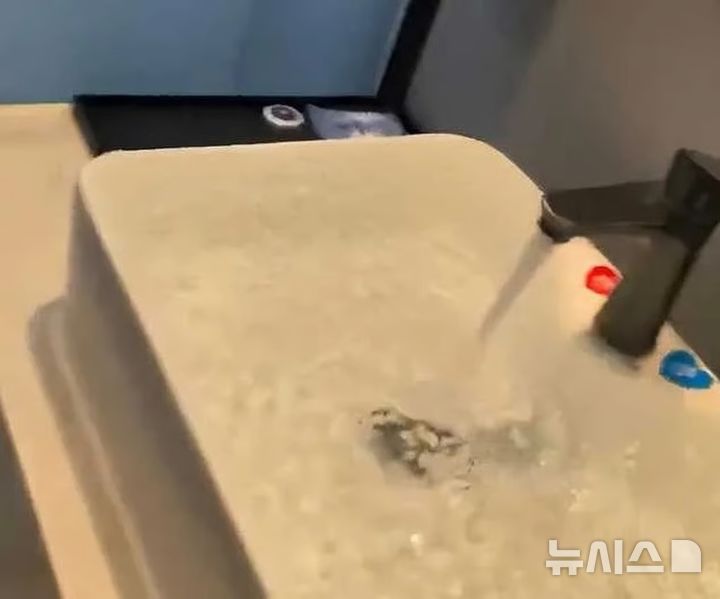 [뉴시스] 해당 객실의 세면대에서 물이 넘쳐흐르는 모습. (사진=SCMP) 2025.11.10. 