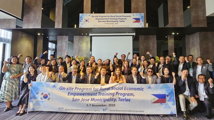 [세종=뉴시스]한국농어촌공사가 7일 필리핀 딸락주 산호세시 지방 공무원 30명을 대상으로 한 '필리핀 농촌 개발 역량 강화' 현지 연수 수료식을 진행하고 있다. (사진=농어촌공사 제공) *재판매 및 DB 금지