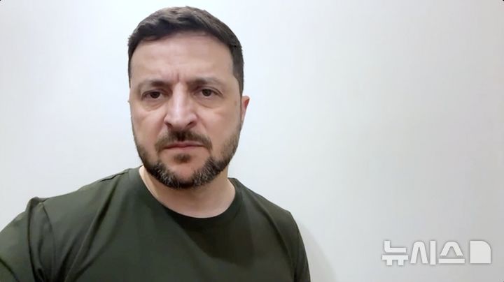 [서울=뉴시스] 볼로디미르 젤렌스키 우크라이나 대통령이 9일(현지 시간) 저녁 영상을 통해 대국민 연설을 하고 있다. 그는 유럽연합(EU)과 러시아에 대한 20차 제재안을 마련하고 있다며 한 달 내에 준비될 것이라고 밝혔다. (사진=우크라이나 대통령실 제공) 2025.11.10. 