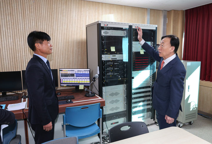 [대전=뉴시스] 대전 유성고를 방문해 대학수학능렷시험(수능) 시험장 준비상황을 점검하는 설동호(오른쪽) 대전시교육감. (사진=대전시교육청 제공) 2025.11.10. photo@newsis.com *재판매 및 DB 금지