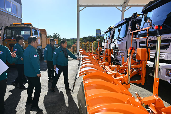 [속초=뉴시스] 속초시가 선제적 제설 대응체계를 구축하고 제설자재보관창고 점검에 나선 모습.(사진=속초시 제공)photo@newsis.com *재판매 및 DB 금지