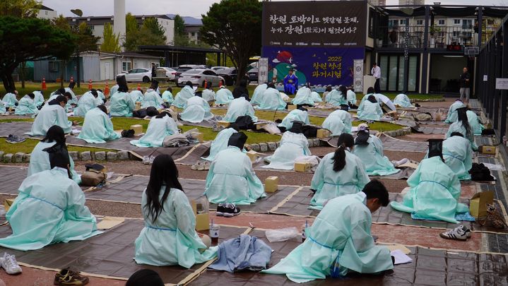[창원=뉴시스] 강경국 기자 = 경남 창원시 스펀지파크 일원에서 청년 과거시험이 치러지고 있다. (사진=창원시정연구원 제공). 2025.11.10. photo@newsis.com *재판매 및 DB 금지