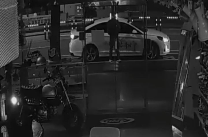 [뉴시스] CCTV 영상에 포착된 택시 기사의 모습. (사진 = '보배드림' 인스타그램 캡처) 2025.11.10. *재판매 및 DB 금지