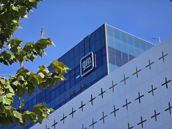 GM, 60억 달러 손실 안고 전기차 줄인다