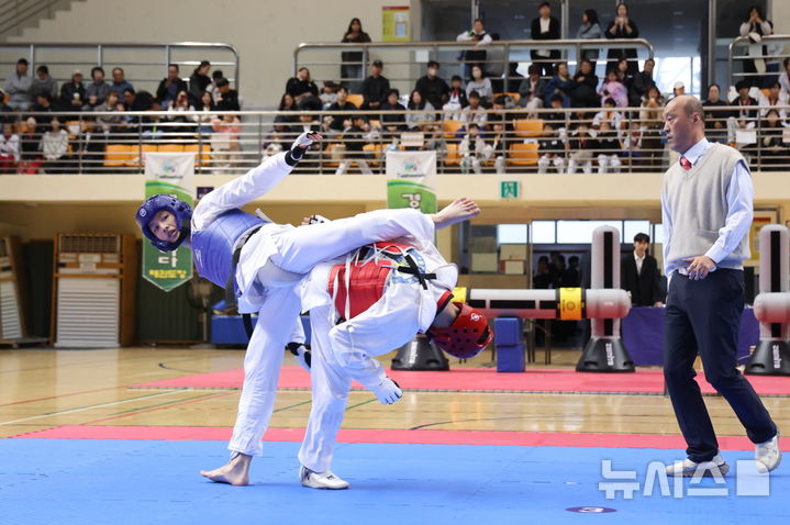 [의왕=뉴시스] 중국 셴닝시 태권도 대표 선수단(사진 왼쪽) 선수가 국내 선수와 친선 대련을 벌이고 있다. (사진=의왕시 제공).2025.11.10.photo@newsis.com