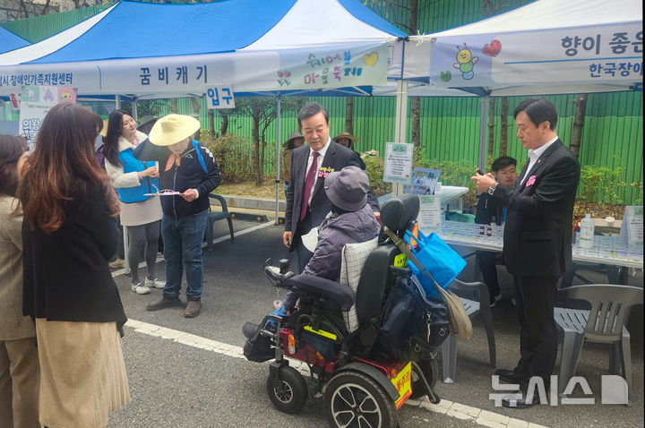 [의왕=뉴시스] 쉐어블마을축제에 참석한 김성제 의왕시장이 휠체어를 탄 장애인과 대화를 나누고 있다. (사진=의왕시 제공).2025.11.10.photo@newsis.com