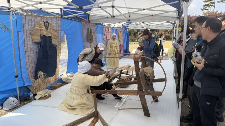 [거창=뉴시스] 경상남도 무형유산 거창삼베길쌈 공개행사 (사진=거창군 제공) 2025. 11. 10. photo@newsis.com *재판매 및 DB 금지