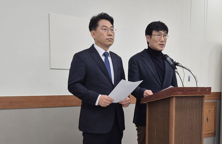 [청주=뉴시스] 임선우 기자 = 더불어민주당 이장섭 전 국회의원(오른쪽)과 허창원 전 충북도의원이 10일 충북 청주시청 브리핑룸에서 시외버스터미널 매각 반대 회견을 하고 있다. 2025.11.10 imgiza@newsis.com