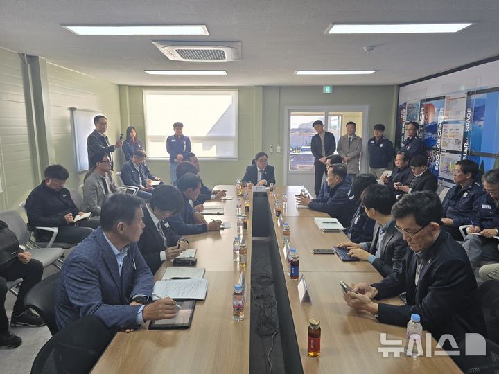[창원=뉴시스] 강경국 기자 = 더불어민주당 허성무 경남도당 위원장이 10일 경남 고성군에서 SK오션플랜트 매각과 관련해 현장 간담회를 갖고 있다. (사진=민주당 경남도당 제공). 2025.11.10. photo@newsis.com