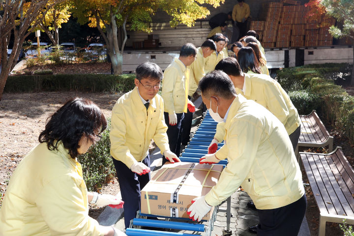 [울산=뉴시스] 2026학년도 대학수학능력시험을 사흘 앞둔 10일 천창수 울산시교육감을 비롯한 교육청 간부 직원들이 교육청 1층에 도착한 수능 문답지를 옮기고 있다. (사진=울산시교육청 제공) 2025.11.10. photo@newsis.com *재판매 및 DB 금지