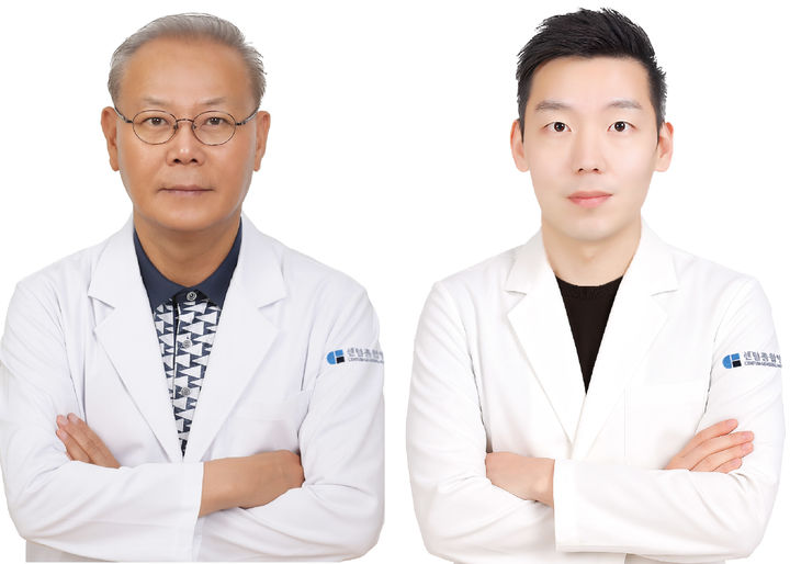[부산=뉴시스] 센텀종합병원이 응급의료체계를 강화하기 위해 이승환(왼쪽) 응급의학센터장과 박준오 과장을 영입해 응급의학과 6인 진료체계를 구축했다. (사진=부산센텀종합병원 제공) 2025.11.10. photo@newsis.com *재판매 및 DB 금지