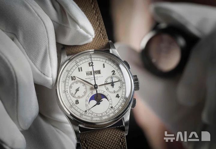 [뉴시스] 이번에 최고가를 경신한 ‘파텍필립 퍼페추얼 캘린더 크로노그래프 레퍼런스 1518’의 모습. (사진=스트레이츠타임즈) 2025.11.10. 