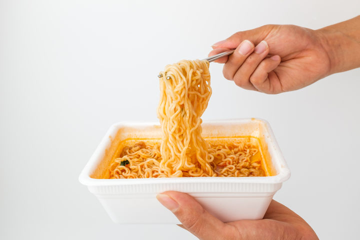 [뉴시스] 라면, 과자, 탄산음료 등 초가공식품을 자주 섭취하면 뇌 구조가 변형돼 과식을 부추길 수 있다는 연구 결과가 나왔다. 사진은 본 기사와 관계 없음. 2025.11.10. *재판매 및 DB금지 *재판매 및 DB 금지