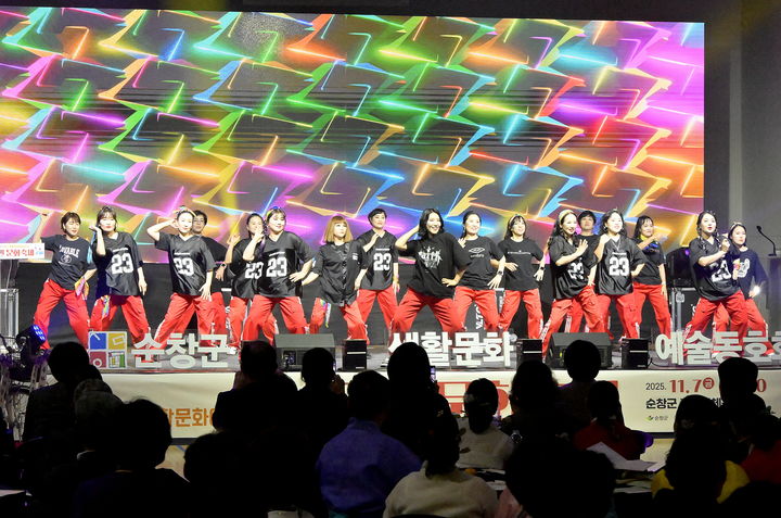 [순창=뉴시스] 7일 순창군 장애인체욱관에서 열린 '2025년 생활문화예술동호회 제14회 군민 문화축제'에서 파워로빅 공연이 펼쳐지고 있다. *재판매 및 DB 금지