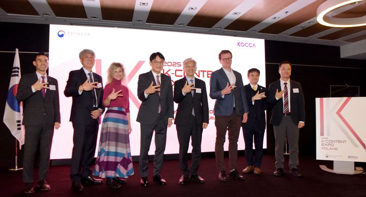 한국콘텐츠진흥원은 지난 5일 폴란드 수도 바르샤바에서 콘진원 폴란드 비즈니스센터 개소식을 개최했다. 사진은 한영수(왼쪽부터) 한국무역협회 바르샤바지부장, 엄윤상 콘진원 콘텐츠수출본부장, 알렉산드라 쉬만스카 폴란드 창조산업진흥원장, 김일중 콘진원 폴란드 비즈니스센터장, 태준열 주폴란드 대한민국 대사, 카롤 즈구드카 폴란드 문화유산부 국장, 이당권 주폴란드 한국문화원장. (사진=콘진원 제공) *재판매 및 DB 금지