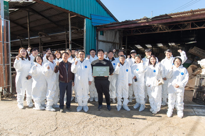 [세종=뉴시스] 농촌진흥청은 '2025년 한우 자가 섬유질배합사료(TMR) 기술 전수 거점 농장' 5곳을 신규 지정하고, 10일 경기 광주시 가나안농장에서 현판식을 개최했다고 밝혔다. (사진=농진청 제공) 2025.11.10. photo@newsis.com *재판매 및 DB 금지