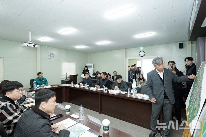 [성남=뉴시스]신상진 시장이 10일 복정1지구 조성사업 현장을 방문해 복정1지구 조성공사 전반에 대한 현황을 브리핑 받고 있다(사진=성남시 제공) 2025.11.10.photo@newsis.com