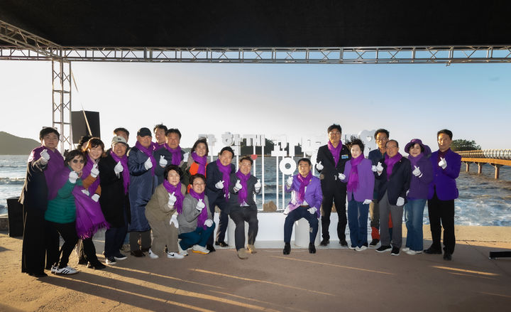 박승원 광명시장(사진 가운데 왼쪽)이 10일 신안군 할미도에서 '광명의 섬' 선포식을 개최하고 참석자들과 기념촬영을 하고 있다.(사진=광명시 제공)2025.11.10.photo@newsis.com *재판매 및 DB 금지