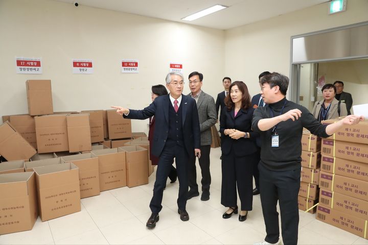 [창원=뉴시스]10일 박종훈 교육감이 2026년 수능 경남 창원 지역 시험관리본부를 방문해 시험장 준비 상황과 문답지 보관 상황 등을 점검하는 모습. (사진=경남교육청 제공) 2025.11.10.photo@newsis.com *재판매 및 DB 금지