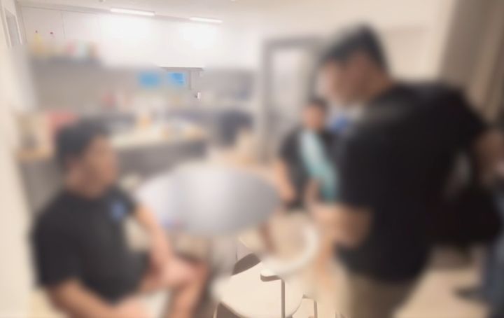 [수원=뉴시스] 미등록 대부업 사무실을 차린 뒤 급전이 필요한 사회초년생과 주부 등에 고금리 대출을 실행, 18억원을 가로챈 일당 검거 모습. (사진=경기남부경찰청 제공) 2025.11.11. photo@newsis.com *재판매 및 DB 금지