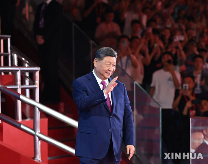 [광저우=신화/뉴시스] 시진핑 중국 국가주석이 지난해 11월 9일(현지 시간) 중국 광둥성 광저우에서 열린 제15회 전국체육대회 개회식에서 손을 흔들며 인사하고 있다. 사진은 기사와 직접적 관련 없음. 2026.02.08.