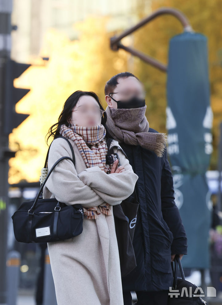 [서울=뉴시스] 김근수 기자 = 추운 아침 날씨를 보인 10일 오전 서울 종로구 광화문사거리에서 시민들이 몸을 움츠린 채 출근길을 재촉하고 있다. 2025.11.10. ks@newsis.com