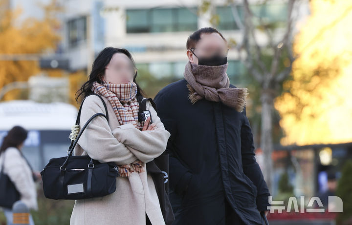 [서울=뉴시스] 김근수 기자 = 추운 아침 날씨를 보인 10일 오전 서울 종로구 광화문사거리에서 시민들이 몸을 움츠린 채 출근길을 재촉하고 있다. 2025.11.10. ks@newsis.com