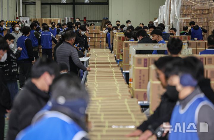 [세종=뉴시스] 강종민 기자 = 2026학년도 대학수학능력시험을 사흘 앞둔 10일 오전 세종시의 한 인쇄공장에서 관계자들이 수능 문제지와 답안지를 전국 시도 교육청으로 배부하기 위해 차량으로 옮기고 있다. 교육부는 2026학년도 수능이 오는 13일 전국 85개 시험지구 1310개 시험장에서 일제히 치러진다고 밝혔다. 올해 수능 응시생은 총 55만 4174명으로, 지난해 52만 2670명 보다 3만 1504명 늘었다. (공동취재) 2025.11.10. photo@newsis.com
