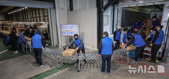 [세종=뉴시스] 강종민 기자 = 2026학년도 대학수학능력시험을 사흘 앞둔 10일 오전 세종시의 한 인쇄공장에서 관계자들이 수능 문제지와 답안지를 전국 시도 교육청으로 배부하기 위해 차량으로 옮기고 있다.교육부는 2026학년도 수능이 오는 13일 전국 85개 시험지구 1310개 시험장에서 일제히 치러진다고 밝혔다. 올해 수능 응시생은 총 55만 4174명으로, 지난해 52만 2670명 보다 3만 1504명 늘었다. (공동취재) 2025.11.10. photo@newsis.com