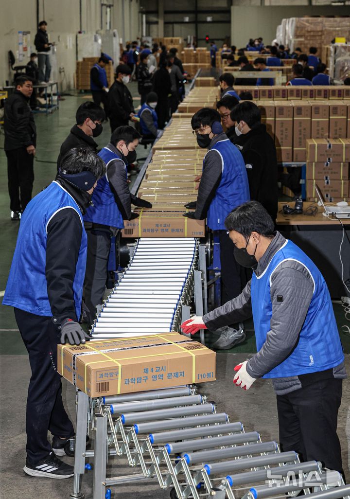 [세종=뉴시스] 강종민 기자 = 2026학년도 대학수학능력시험을 사흘 앞둔 10일 오전 세종시의 한 인쇄공장에서 관계자들이 수능 문제지와 답안지를 전국 시도 교육청으로 배부하기 위해 차량으로 옮기고 있다.교육부는 2026학년도 수능이 오는 13일 전국 85개 시험지구 1310개 시험장에서 일제히 치러진다고 밝혔다. 올해 수능 응시생은 총 55만 4174명으로, 지난해 52만 2670명 보다 3만 1504명 늘었다. (공동취재) 2025.11.10. photo@newsis.com