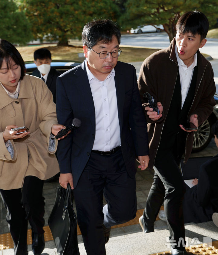 [서울=뉴시스] 홍효식 기자 = 대장동 사건 항소 포기를 두고 검찰 조직 내부에서 거센 반발이 이어지고 있는 가운데 노만석 검찰총장 직무대행이 10일 오전 서울 서초구 대검찰청으로 출근하고 있다. 2025.11.10. yesphoto@newsis.com