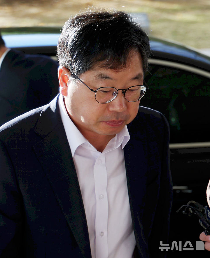 [서울=뉴시스] 홍효식 기자 = 대장동 사건 항소 포기를 두고 검찰 조직 내부에서 거센 반발이 이어지고 있는 가운데 노만석 검찰총장 직무대행이 10일 오전 서울 서초구 대검찰청으로 출근하고 있다. 2025.11.10. yesphoto@newsis.com