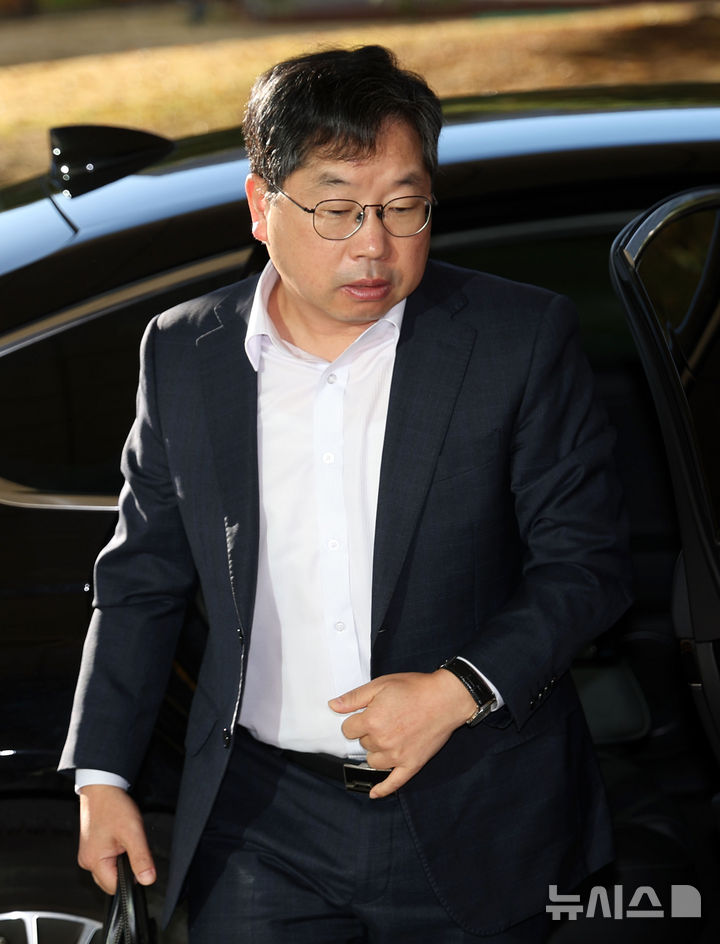 [서울=뉴시스] 홍효식 기자 = 대장동 사건 항소 포기를 두고 검찰 조직 내부에서 거센 반발이 이어지고 있는 가운데 노만석 검찰총장 직무대행이 10일 오전 서울 서초구 대검찰청으로 출근하고 있다. 2025.11.10. yesphoto@newsis.com