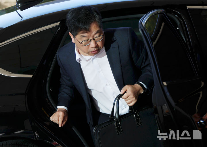 [서울=뉴시스] 홍효식 기자 = 대장동 사건 항소 포기를 두고 검찰 조직 내부에서 거센 반발이 이어지고 있는 가운데 노만석 검찰총장 직무대행이 10일 오전 서울 서초구 대검찰청으로 출근하고 있다. 2025.11.10. yesphoto@newsis.com