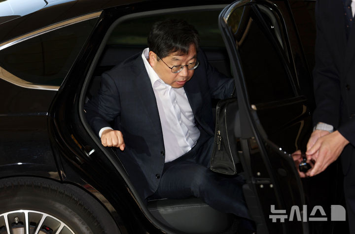 [서울=뉴시스] 홍효식 기자 = 대장동 사건 항소 포기를 두고 검찰 조직 내부에서 거센 반발이 이어지고 있는 가운데 노만석 검찰총장 직무대행이 지난 10일 오전 서울 서초구 대검찰청으로 출근하고 있다. 2025.11.10. yesphoto@newsis.com