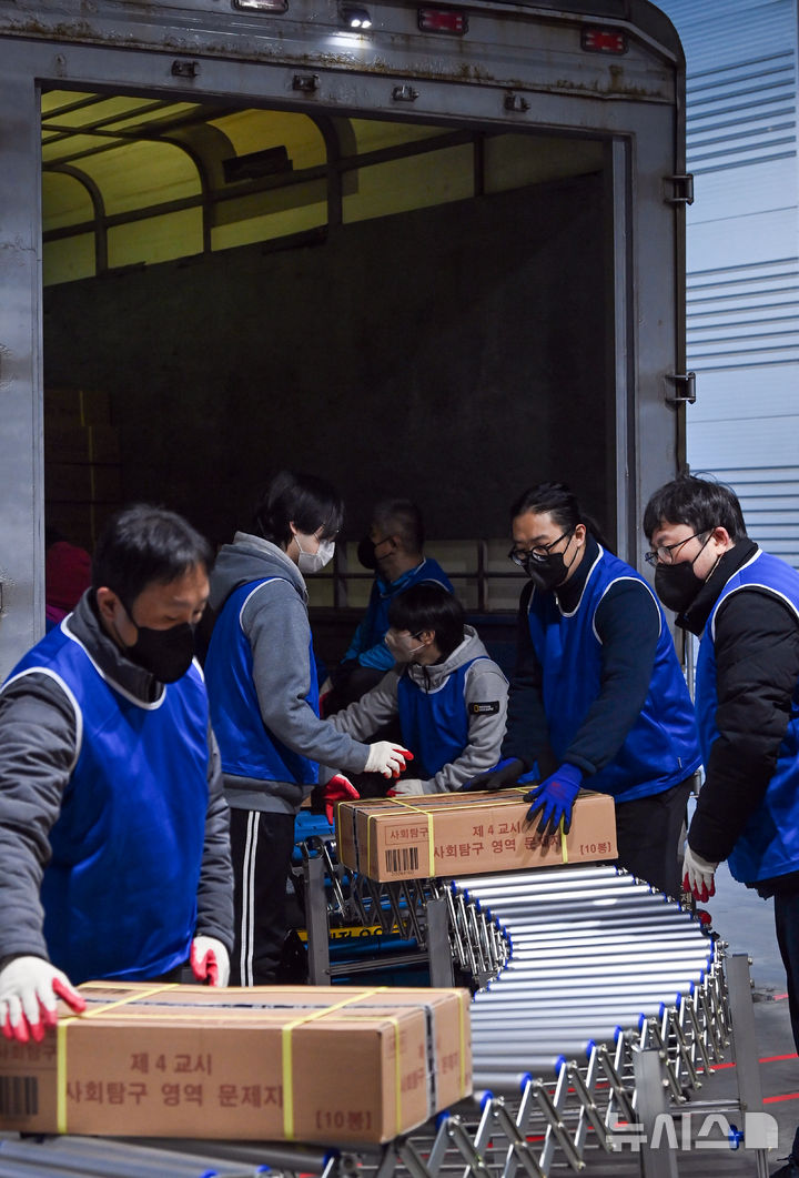 [세종=뉴시스] 강종민 기자 = 2026학년도 대학수학능력시험을 사흘 앞둔 10일 세종시의 한 인쇄공장에서 관계자들이 수능 문제지와 답안지를 전국 시도 교육청으로 배부하기 위해 차량에 싣고 있다. (공동취재) 2025.11.10. photo@newsis.com