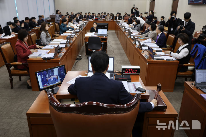 [서울=뉴시스] 김명년 기자 = 10일 오전 서울 여의도 국회에서 열린 보건복지위원회 전체회의에서 박주민 위원장이 의사봉을 두드리고 있다. 2025.11.10. kmn@newsis.com