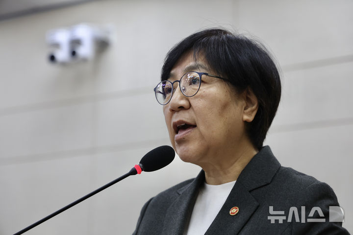 [서울=뉴시스] 김명년 기자 = 정은경 보건복지부 장관이 10일 오전 서울 여의도 국회에서 열린 보건복지위원회 전체회의에서 2026년도 예산안 관련 제안설명을 하고 있다. 2025.11.10. kmn@newsis.com