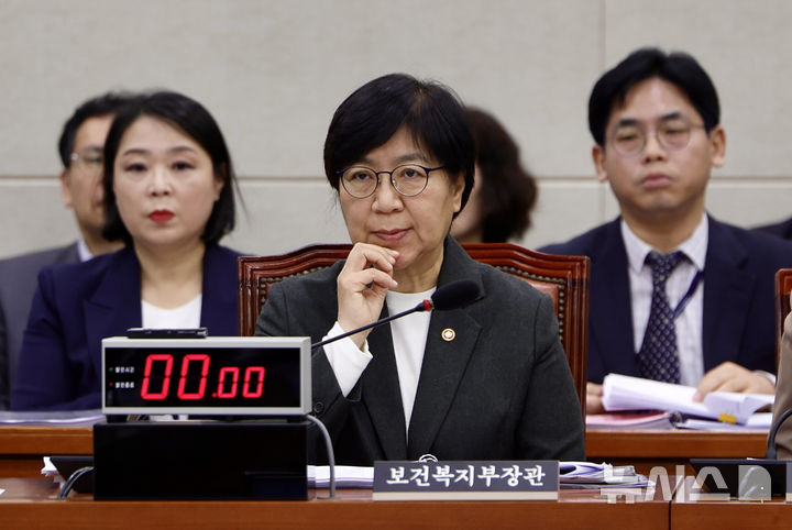 [서울=뉴시스] 김명년 기자 = 정은경 보건복지부 장관이 10일 오전 서울 여의도 국회에서 열린 보건복지위원회 전체회의에 출석해 있다. 2025.11.10. kmn@newsis.com