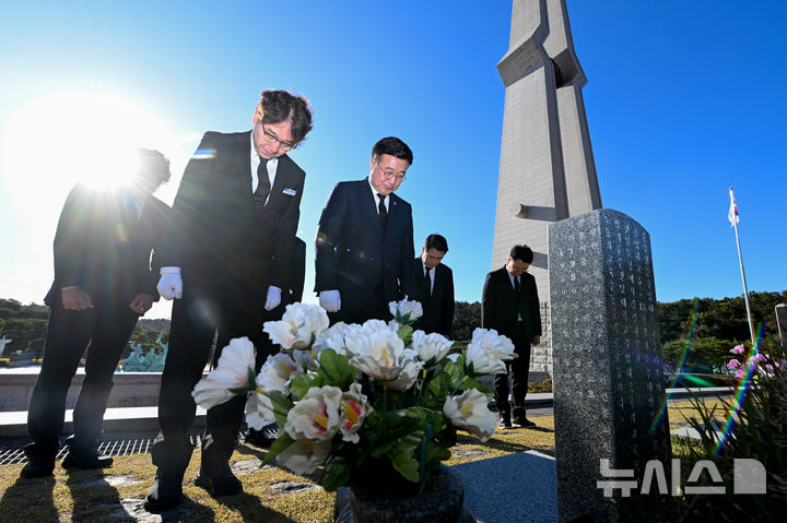 [광주=뉴시스] 이영주 기자 = 윤호중 행정안전부 장관이 10일 오전 광주 북구 운정동 국립5·18민주묘지를 찾아 시민군 대변인 고(故) 윤상원 열사의 묘소를 참배하고 있다. 2025.11.10. leeyj2578@newsis.com