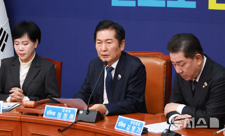 [서울=뉴시스] 고승민 기자 = 정청래 더불어민주당 대표가 10일 서울 여의도 국회에서 열린 최고위원회의에서 발언하고 있다. 2025.11.10. kkssmm99@newsis.com