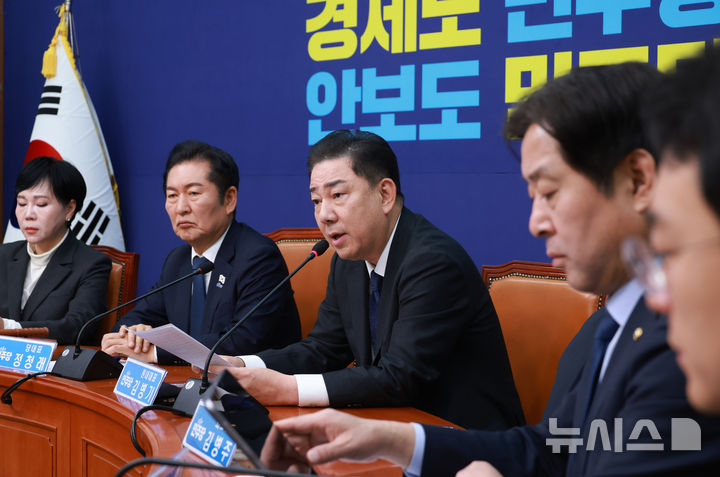 [서울=뉴시스] 고승민 기자 = 김병기 더불어민주당 원내대표가 10일 서울 여의도 국회에서 열린 최고위원회의에서 발언하고 있다. 2025.11.10. kkssmm99@newsis.com