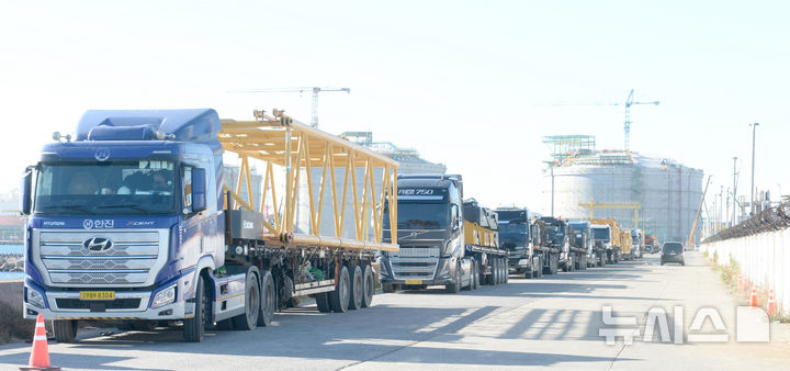 [울산=뉴시스] 배병수 기자 = 10일 오전 울산화력발전소 붕괴 현장에서 매몰자에 대한 구조 및 수색 작업을 잠시 중단한 채 철거작업을 위한 차량들이 발파 준비를 위해 대기하고 있다.2025.11.10.bbs@newsis.com.
