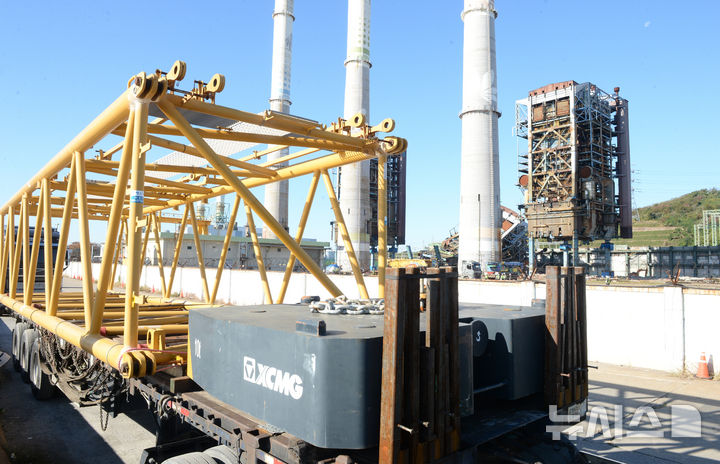 [울산=뉴시스] 배병수 기자 = 10일 오전 울산화력발전소 붕괴 현장에서 매몰자에 대한 구조 및 수색 작업을 잠시 중단한 채 철거작업을 위한 차량들이 발파 준비를 위해 대기하고 있다.2025.11.10.bbs@newsis.com.