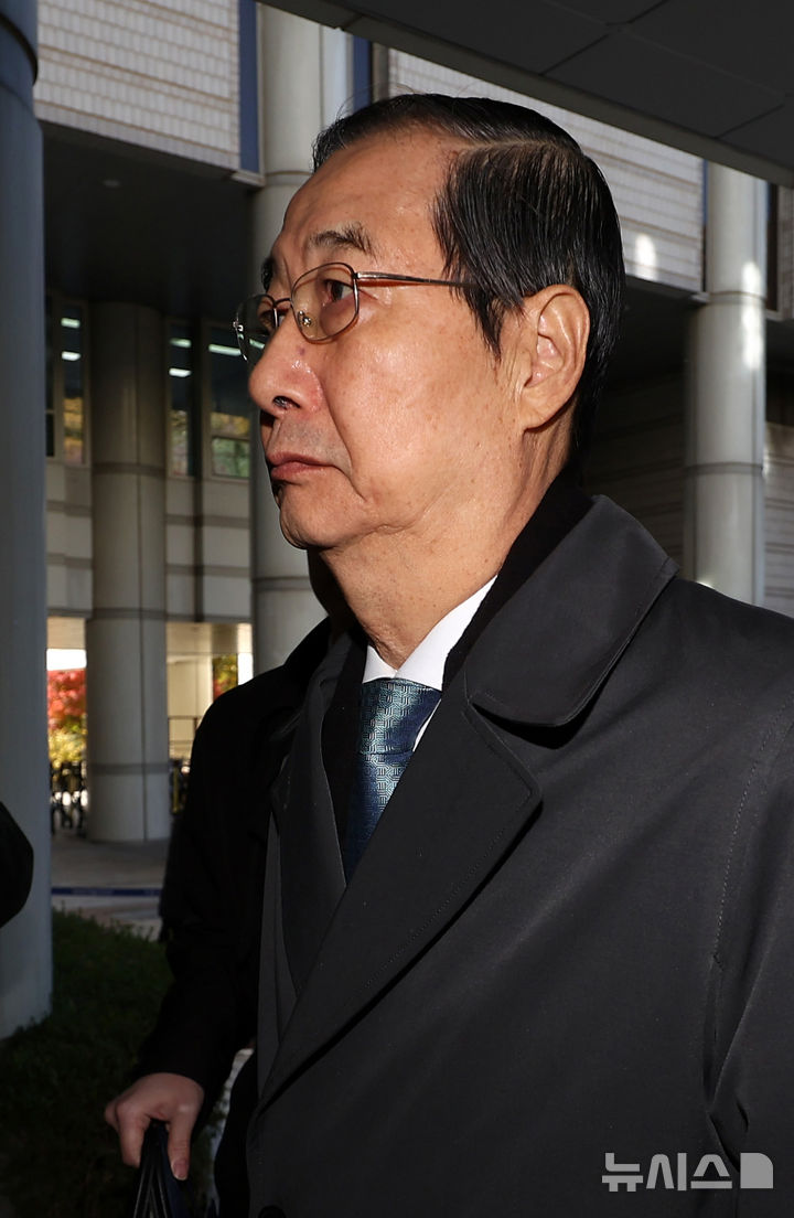 [서울=뉴시스] 김선웅 기자 = 한덕수 전 국무총리가 10일 서울 서초구 서울중앙지법에서 열린 내란방조·위증 등 혐의 7차 공판에 출석하고 있다. 2025.11.10. mangusta@newsis.com