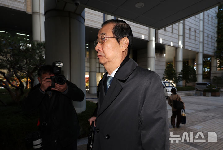 [서울=뉴시스] 김선웅 기자 = 한덕수 전 국무총리가 10일 서울 서초구 서울중앙지법에서 열린 내란방조·위증 등 혐의 7차 공판에 출석하고 있다. 2025.11.10. mangusta@newsis.com