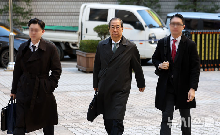 [서울=뉴시스] 김선웅 기자 = 한덕수 전 국무총리가 10일 서울 서초구 서울중앙지법에서 열린 내란방조·위증 등 혐의 7차 공판에 출석하고 있다. 2025.11.10. mangusta@newsis.com